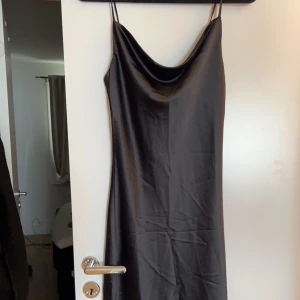 Klänning - Helt ny klänning från Gina stl 34. Är ner till knäna för mig som är 162