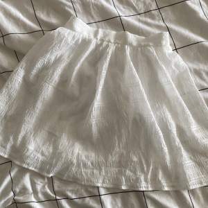 En jättefin oanvänd kjol från hm💗 Kan ha både lie waist och hig waist 