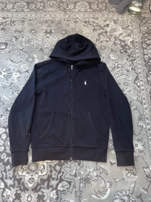 Ralph Lauren Hoodie XS - Jag säljer nu denna Ralph Lauren Hoodie då jag har växt ur den 😃 Vid frågor eller mer bilder är det bara att höra av sig💯