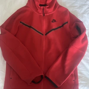 nike tech - helt ny