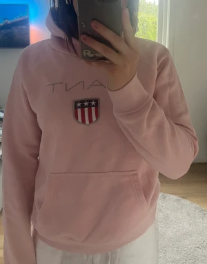 Gant hoodie - Säljer denna rosa gant hoodie i ny skick. Ny pris 700kr, säljes för 300kr. Storlek 170 