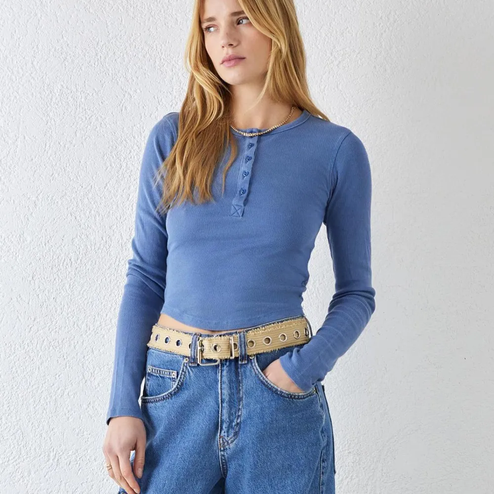 Supermjuk långärmad tröja från Urban Outfitters (färg mest lik produktbilderna). Den är lite croppad och ganska tight så passar S-M! . Toppar.