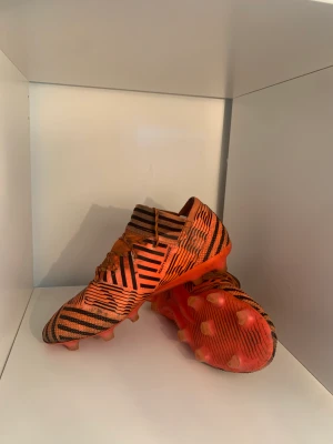 Adidas Nemeziz 17.1 - 40 2/3 EU - Adidas Nemeziz 17.1 i storlek 40 2/3 EU. De är i bra skick. Använda ett par gånger. Kontakta oss här, via mejl eller Instagram om ni är intresserade. Mvh Rshoes