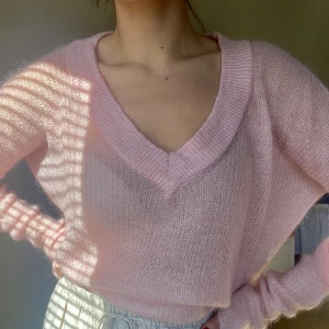 Stickad tröja perfekt skick - Perfekt skick, med ull så perfekt för sommarkvällar, höst & vinter! 