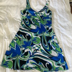 sommarklänning - en sommarklänning som när nästan ner till knäna o storlek 38 