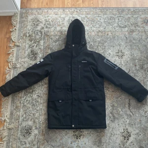 True north Parka - Hej säljer denna fina parkan från true north Jackan är super bra att ha under vintern Jackan har dessutom en massa coola och praktiska fickor som man vanligtvis inte hittar i en jacka Jackan är vattentät  Storlek M Vid frågor eller intresse skriv 