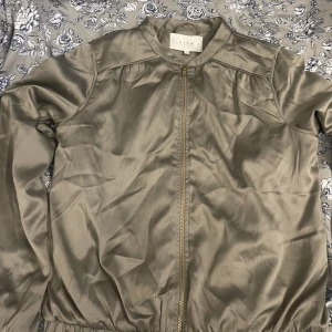 Bomberjacka  - En grön bomberjacka oanvänd 