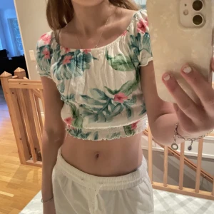 Sommartopp  - Från hollister, går att ha offsholder också!