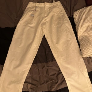 Linnebyxor/kostym - Oanvända linnebyxor köpta för 500 kr. Prislapp är kvar. Lite baggy fit. Storlek s-m 