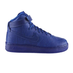 Nike Air Force 1 High City Collection Paris (GS) - Nike Air Force 1 High City Collection Paris (GS)  Rare sneakers från Nike. Säljs online för 2 000$, mitt pris 1000kr då de är köpta second hand men aldrig använda av mig och i gott skick. 