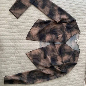 Svart/brun topp - Storlek M men liten i storleken  Använd 1 gång 