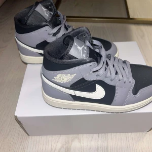 wmns air jordan 1 mid - Jordans använda 1 gång,Säljs eftesom det inte passar min stil. kartong bevis osv finns skriv privat för mer information❤️ 