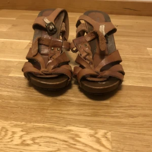 Skor - Jag säljer dessa skor för att jag köpte dem åt min dotter men hon vill inte använda dem.