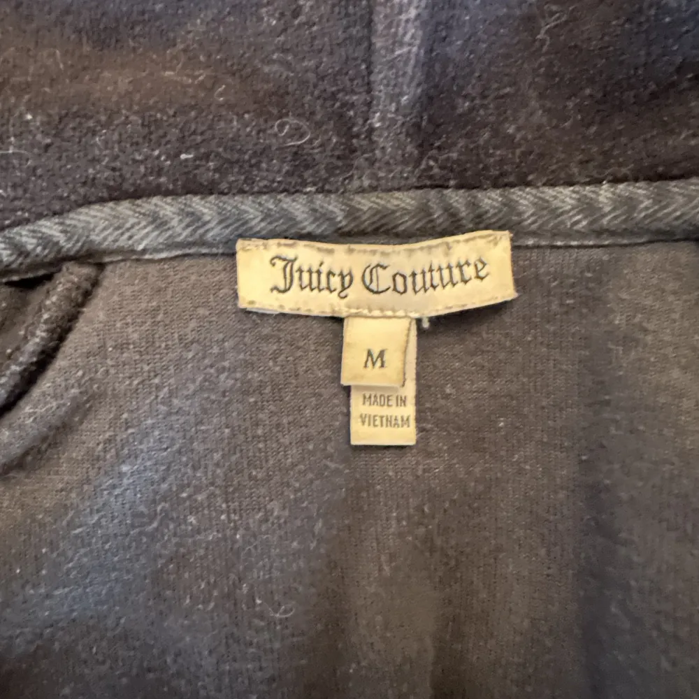 Juicy couture velour tröja. Använd fåtal gånger. . Hoodies.