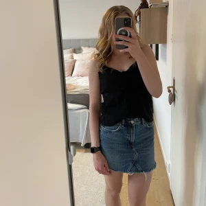 Jeanskjol  - Jeanskjol från Zara i strl xs. Passar mig som är 165 cm och har vanligtvis strl xs/s.