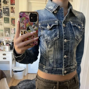 Miss me jeansjacka  - Aldrig använd! Startar budgivning om många är intresserade (Köpt för 850kr) ! Alla priser är + frakt<3