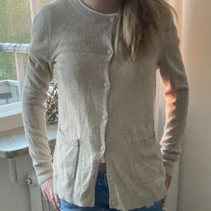 Stickad kofta - Fin stickad kofta med fram fickor som är lite nopprig🥰 från Esprit