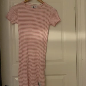Trikåklänning - En sommarklänning från Calvin Klein💓💓 Använd en gång