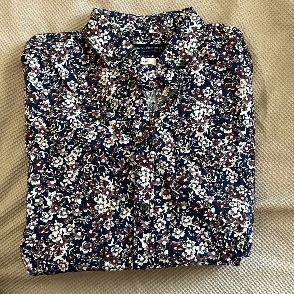 Lilablommig skjorta från Jack&Jones premium i storlek S.. Skjortor.