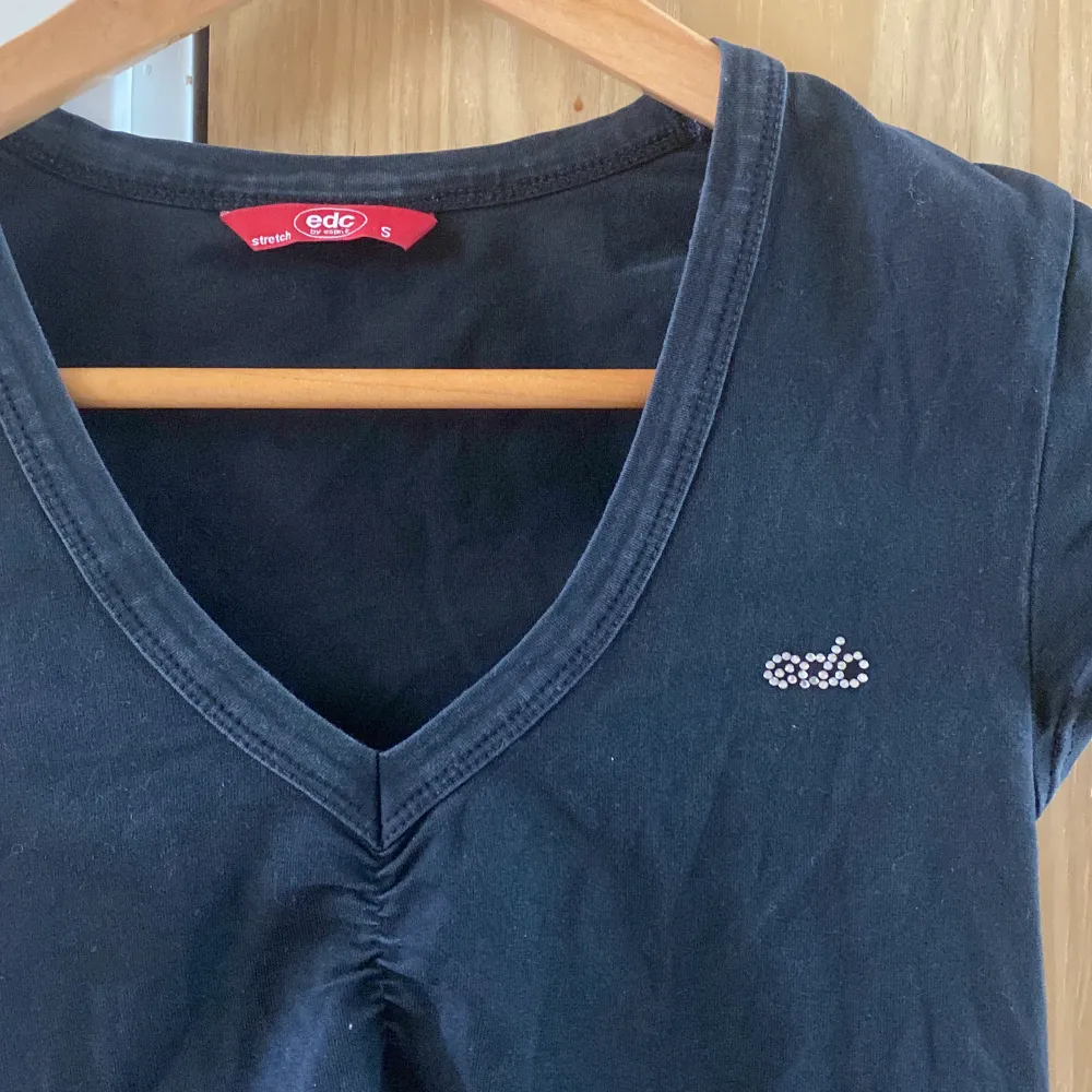 Svart V-ringad tröja, med strassdetalj från märket Esprit (EDC). Helt felfri, som ny. Är storlek S, men sitter väldigt tight - så nästan som XS.. Toppar.