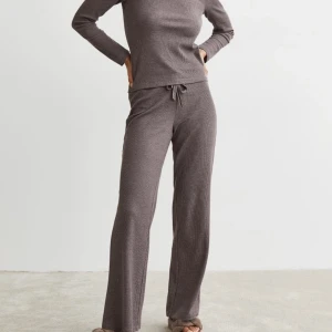 Pyjamas  - Säljer denna slutsålda bykarnas ifrån H&M i storlek S, endast använd några gånger, säljer då den är för stor💗