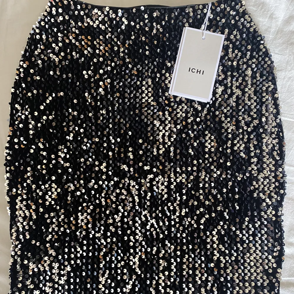 Supersnygg kjol med paljetter från ICHI😍 Passar perfekt till fest🎊✨🪩⭐️ NYPRIS 500kr, kjolen är aldrig använd endast provad med lapp och allting kvar!!😍💋. Kjolar.