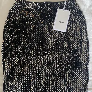 Supersnygg kjol med paljetter från ICHI😍 Passar perfekt till fest🎊✨🪩⭐️ NYPRIS 500kr, kjolen är aldrig använd endast provad med lapp och allting kvar!!😍💋
