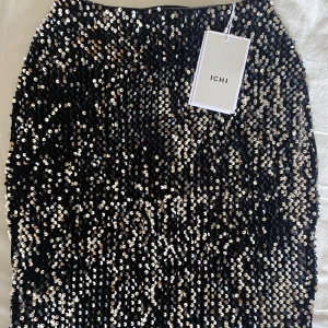 GLITTER KJOL - Supersnygg kjol med paljetter från ICHI😍 Passar perfekt till fest🎊✨🪩⭐️ NYPRIS 500kr😍💋