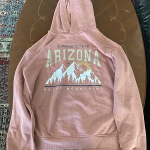 Oversized hoodie - En oversized hoodie som står Arizona på. Det står 14-15 år/166 cm, men det antogs som XS/S/M. Kontakta för frågor! ❤️