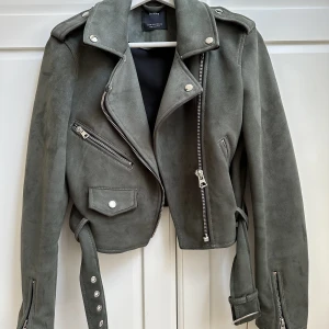 Jacka från Bershka - Grön jacka från Bershka i Strl. M, passar även S. Använd fåtal gånger.