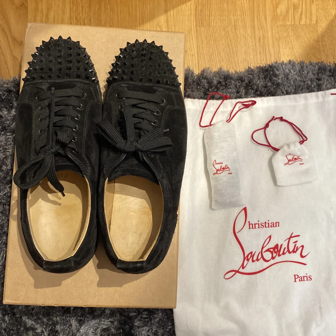 Svarta Louboutin skor
