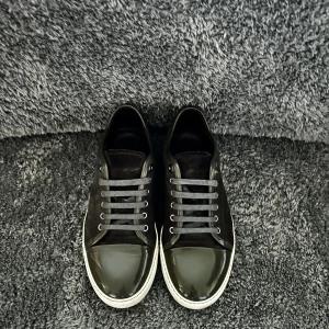 Lanvin skor - Säljer ett par lanvin skor i den eftertraktade färgen grå, Storlek 6 som motsvarar 41-42. Använda en gång så att skicket är nästintill 10/10. Nypris 4299kr, Köp för endast 2899. Möts upp i Stockholm eller fratas spårbart genom postnord📦