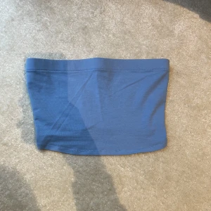 Blå Bandeau topp - Säljer denna snygga topp som har några slitna sömmar längst ner men inget som man tänker på 💙