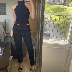 Klassiska Kostymbyxor - Klassiska kostymbyxor i svart, jag är 177 cm och de är lite för korta på mig. Snygga att både klä upp och klä upp och ned! 