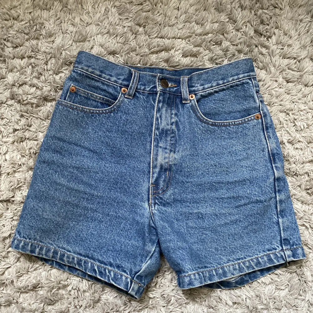 Högmidjade (går att vika ner till midwaist) jeans shorts. Inga defekter. Modellen 512🫶 150 kr + frakt som jag återkommer med om du är intresserad🫶🫶 Vet inte riktigt storleken för det är svårt att se. Står M men skulle säga att den passar S och Xs med. 🫶. Shorts.