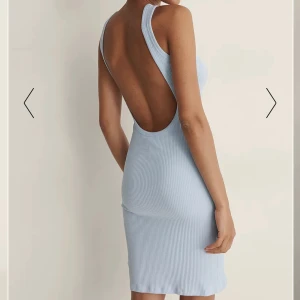 🌸Klänning ifrån NAKD🌸 - Säljer ytterligare en sommarklänning ifrån NAKD🫶🏼Aldrig använd.  Modellen är 175 cm & jag är 171 cm som referens. Storlek XS men passar även S då den är stretchig🌸💫 Nypris: 300kr Mitt pris: 170kr