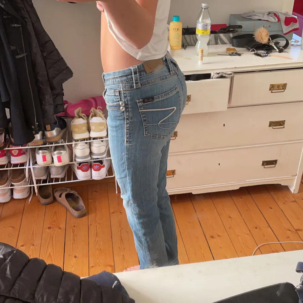 jätte snygga jeans men kommer tyvärr inte till andväning💗 tror de är strl 34 och passar mig perfekt i både längden och midjan💕inte skinny!!! kom privat för fler bilder . Jeans & Byxor.