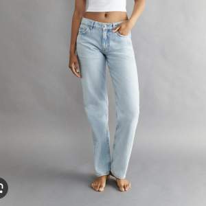 Assnygga lågmidjade ljusblå jeans som är slutsålda och i jättebra skick❤️ säljer likadana fast mörkare blå, använder köp nu och pris kan alltid diskuteras❤️
