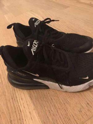 Nike 270s vita svarta  - Nike 270s vita och svarta köpta i jd sports i storlek 41,5
