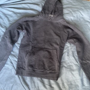 Svart hoodie  - Säljer en hel svart hoodie från studio total fint skick använd ett par gånger nypris 400