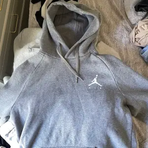 Jordan hoodie storlek M, passar både till tjejer och killar.