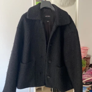 Jacka  - En fin jacka, ej använt mycket! Sitter perfekt 