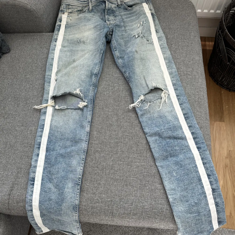 JacknJones jeans med sjukt snygga detaljer. För små för mig tyvärr Slim fit. Jeans & Byxor.