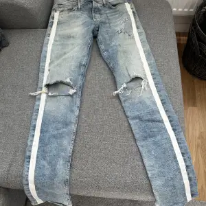 JacknJones jeans med sjukt snygga detaljer. För små för mig tyvärr Slim fit