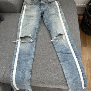 Jeans 30/32  - JacknJones jeans med sjukt snygga detaljer. För små för mig tyvärr Slim fit