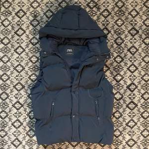 Marinblå väst från Zara, köpt i Februari för 499kr🤩Nyskick.