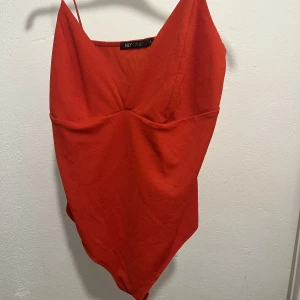 Röd body - Endast testad, självklart tvättad.