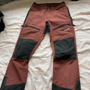 Friluftsbyxor - Använda fåtal gånger men har tyvärr blivit för små💕 köparen står för frakt Skriv för mer information 