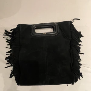 Maje väska mocha - Säljer min maje väska i den stora storleken. Den är i perfekt skick och har inga defekter. Dustbag och band medföljer(3e bilden) Köpte den ny för något år sedan (nypris 2800kr) men använder inte längre. Pris kan absolut diskuteras. 