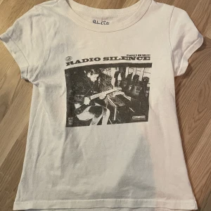 Trendig brandy melville t-shirt  - Snygg tajt åtsittande t-shirt från Brandy Melville. Använd men bra skick, inga defekter 